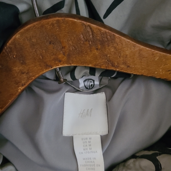 H&M/Looney Tunes Puffer Jacket Medium - Picture 3 of 3